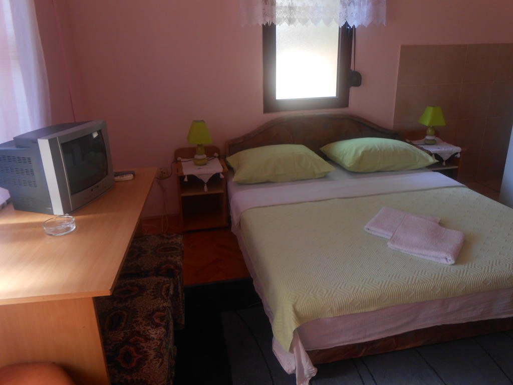 Apartments & Hostel Zdrava Hrana موستار الغرفة الصورة